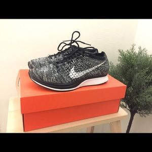 Nike Flyknit Racer Black/White 526628012 WMNS 6