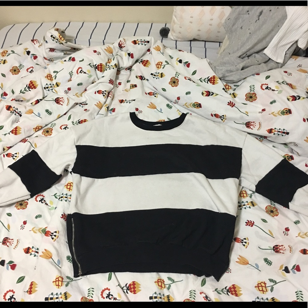 Black and white sweatshirt