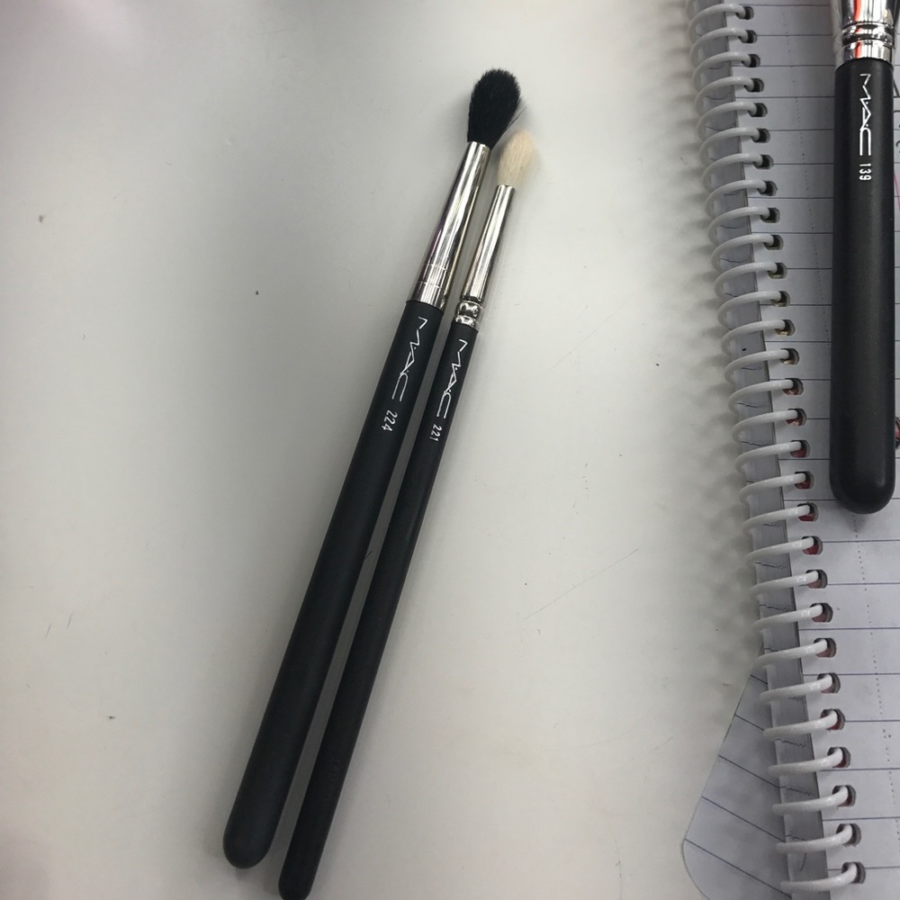 Mac 221 and mac 224 brush duo