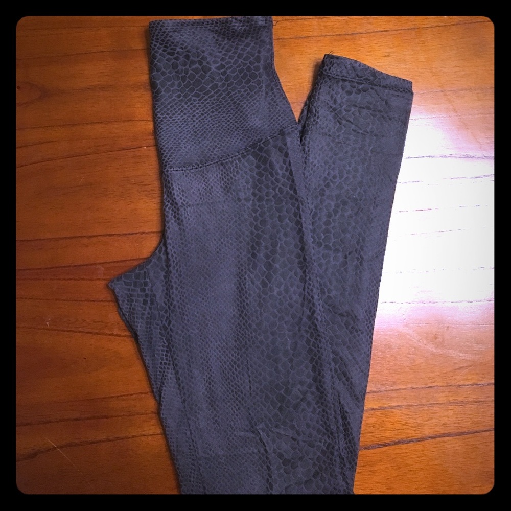 Yummy tummy high waist gray snakeskin leggings