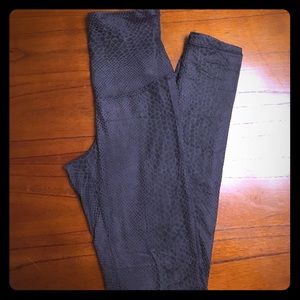 Yummy tummy high waist gray snakeskin leggings