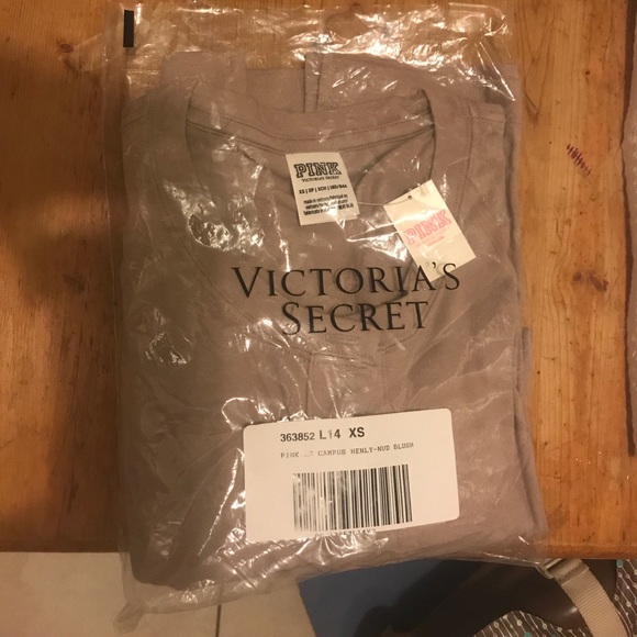 PINK new long sleeve tee 😍 - Picture 3 of 4