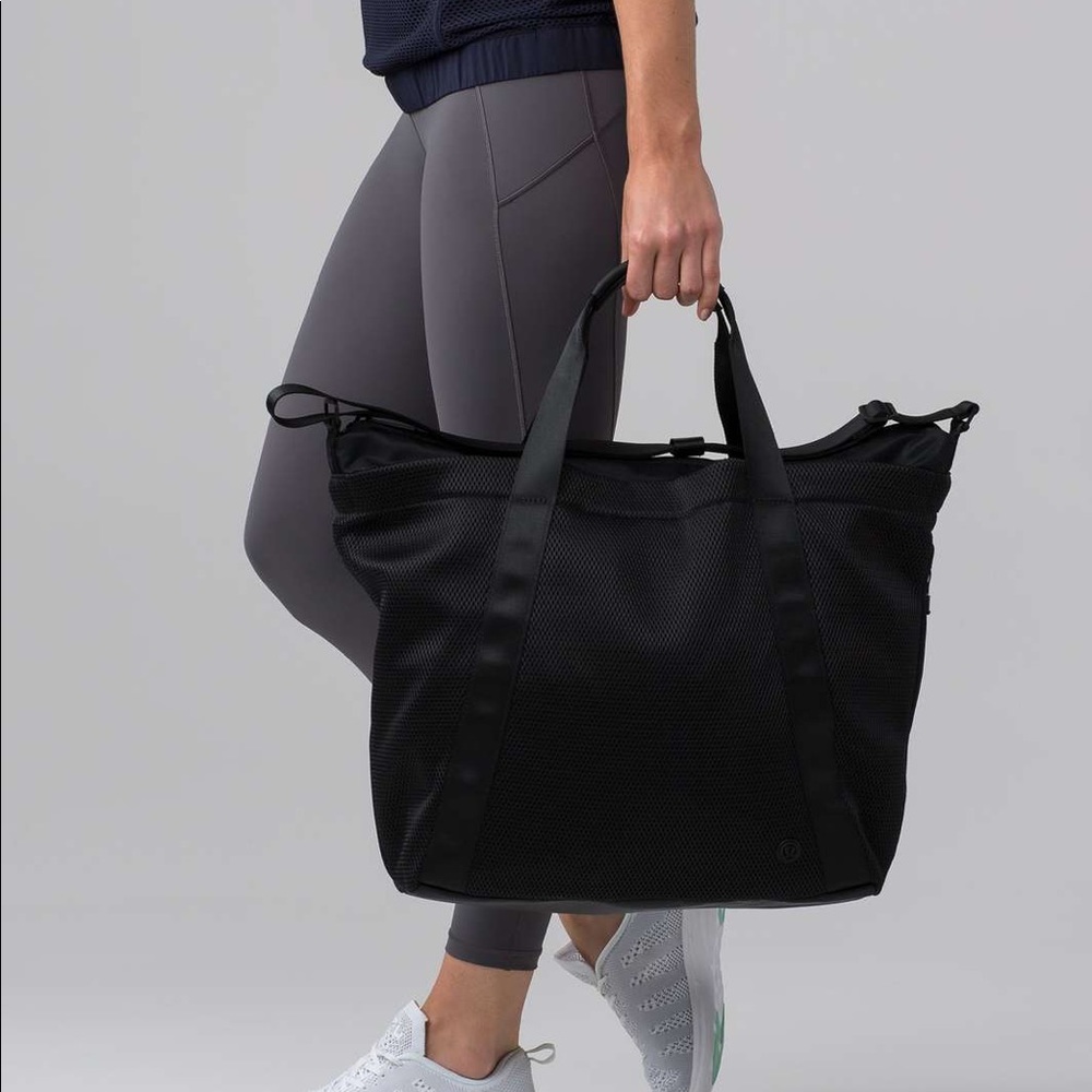 Lululemon Carry The Day Mesh 22L heatproof pocket