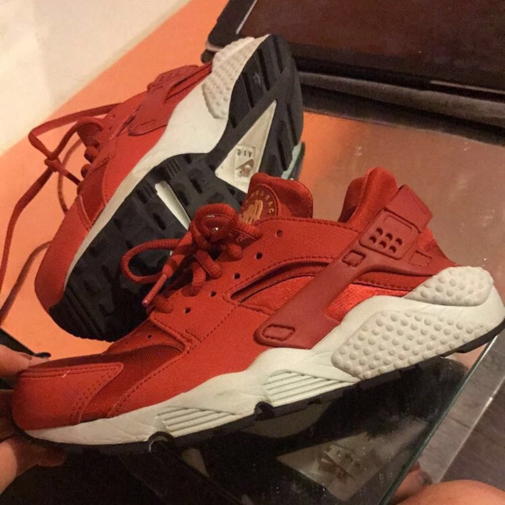 Nike Huaraches. Red and white