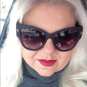 Meet your Posher, Adrienne