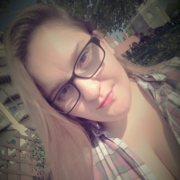 Meet your Posher, Courtney - Picture 1 of 1