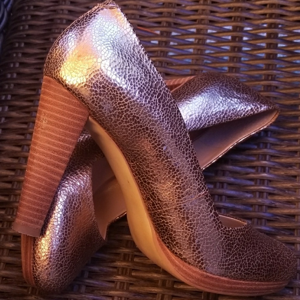 BANANA REPUBLIC metallic platform heels sz 7