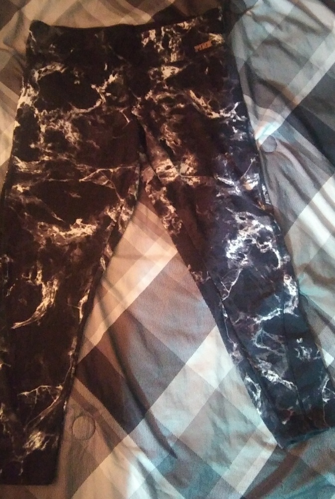 Victoria secret ultimate cropped yoga pants