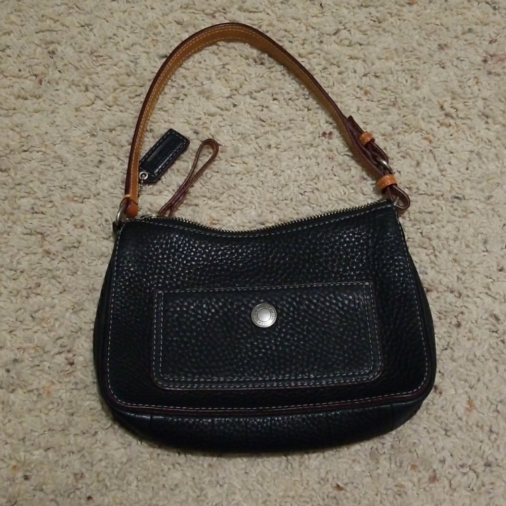 COACH LEATHER PURSE. .