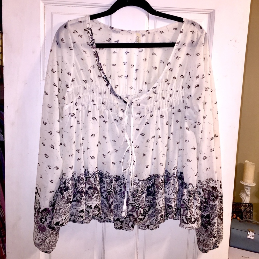 FP Black & white, floral top