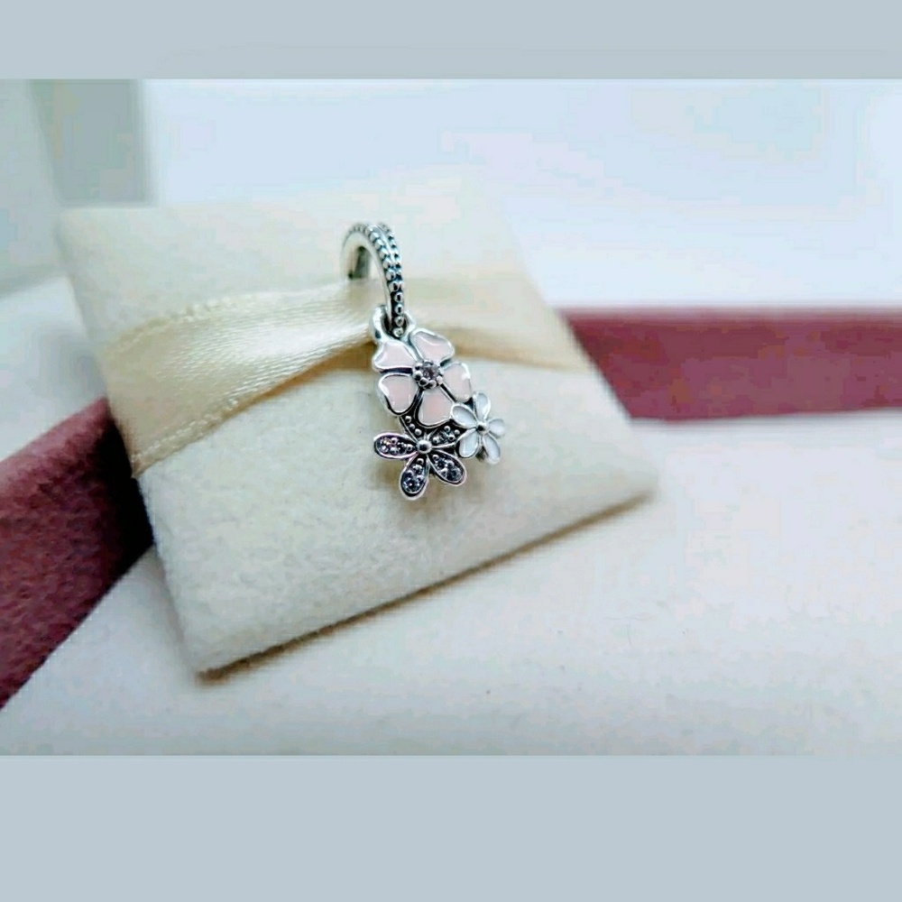 Pandora Poetic Bloom Flowers Charm