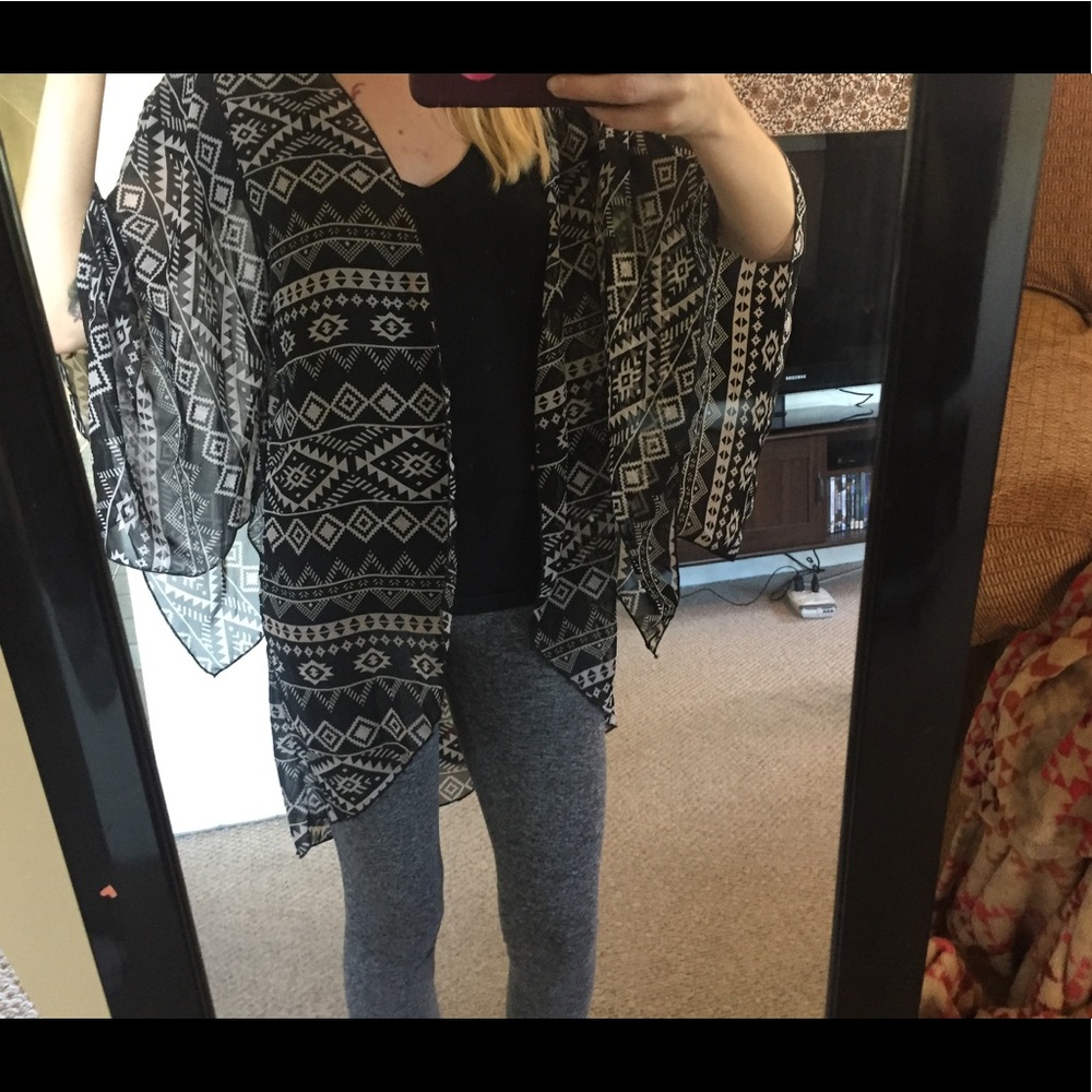 ❣️SOLD❣️Aztec print cardigan - Picture 2 of 4