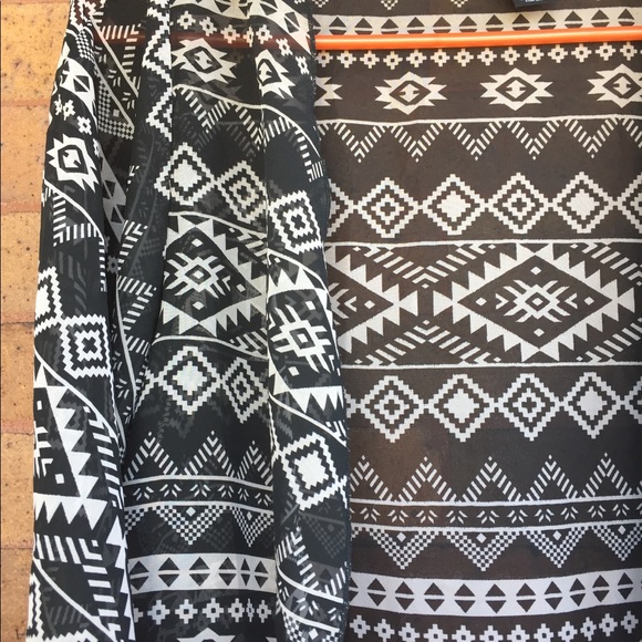 ❣️SOLD❣️Aztec print cardigan - Picture 3 of 4