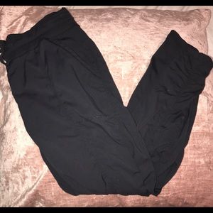 LULULEMON BLACK PANTS!