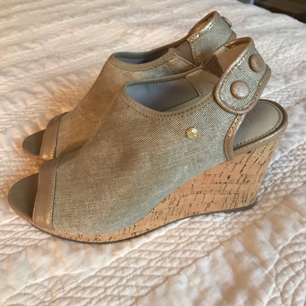 Dana Buchman gold wedges! Size 8.5