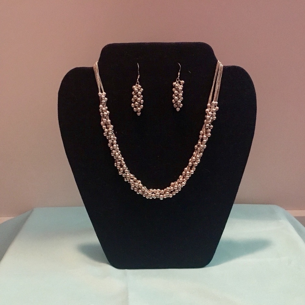 Necklace and earring set