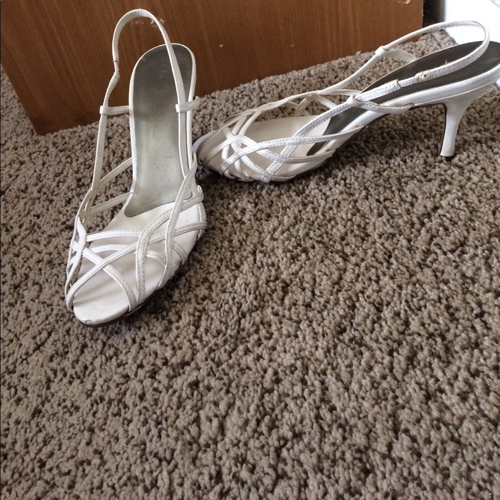 🌟SOLD White heels sling back.