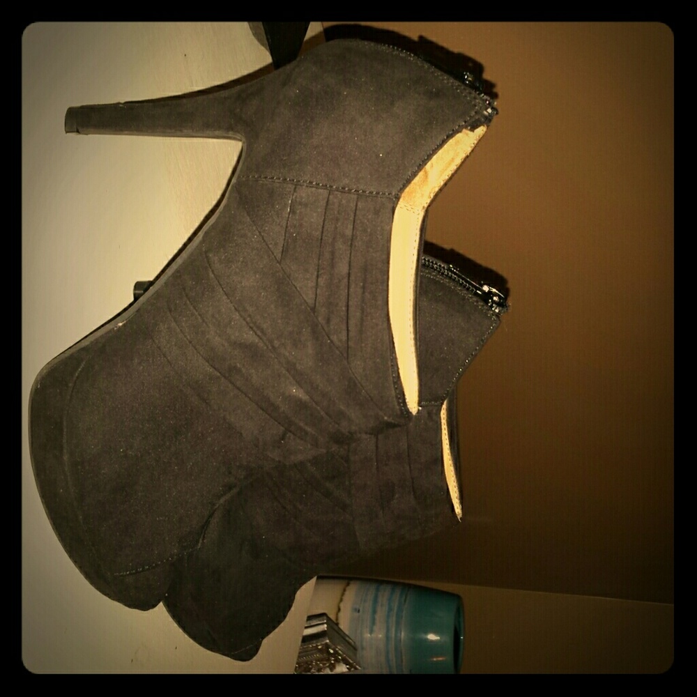 Report peep toe bootie