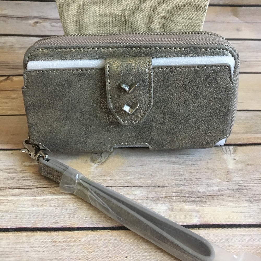 Stella & Dot Madison Tech Wallet - metallic silver