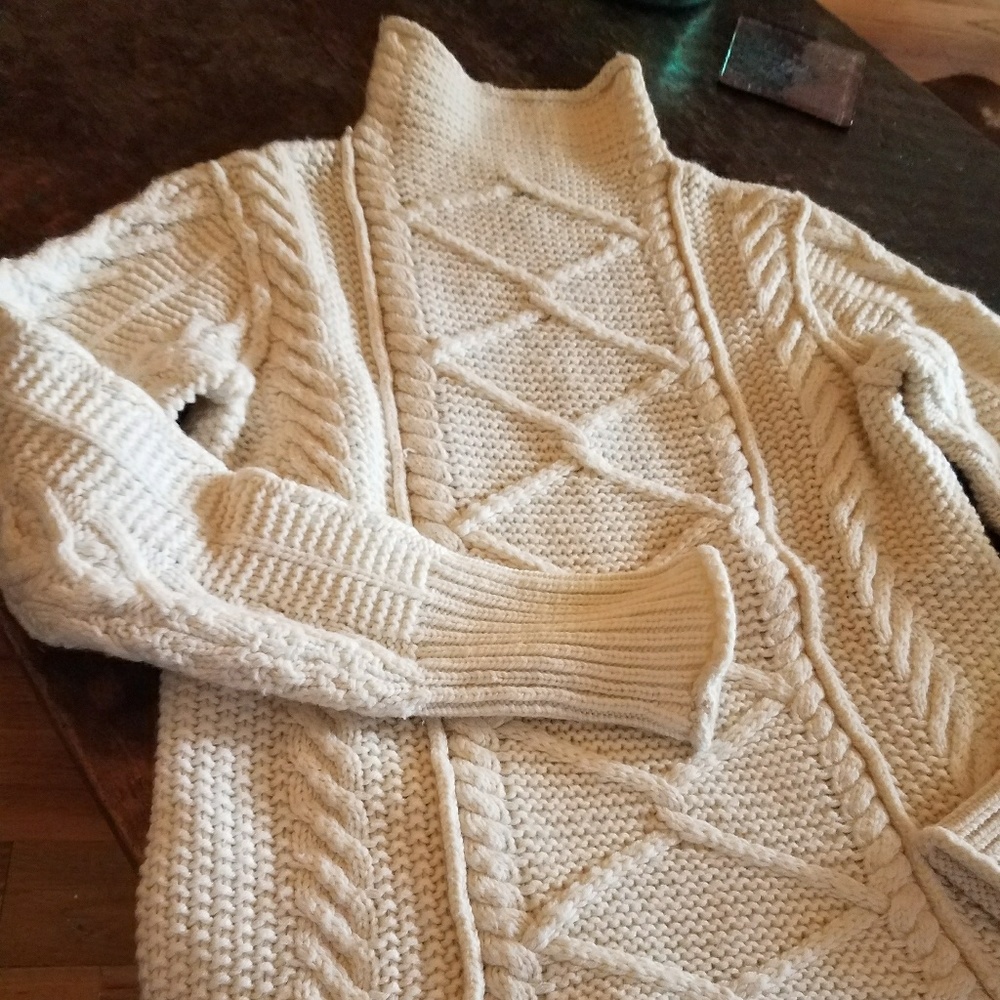 gorgeous off white wool cashmere blend Tahari swea