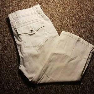 Gloria Vanderbilt White size 8 capris