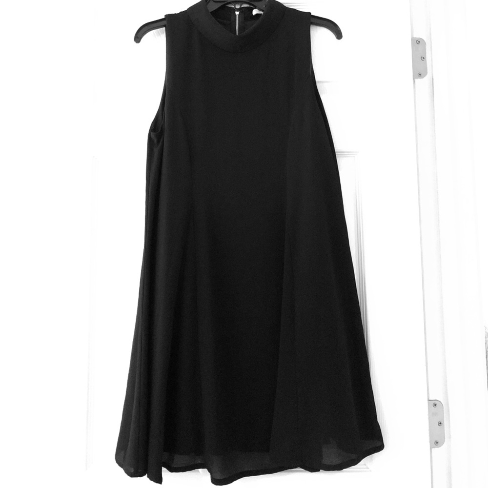 Collared sleeveless LBD