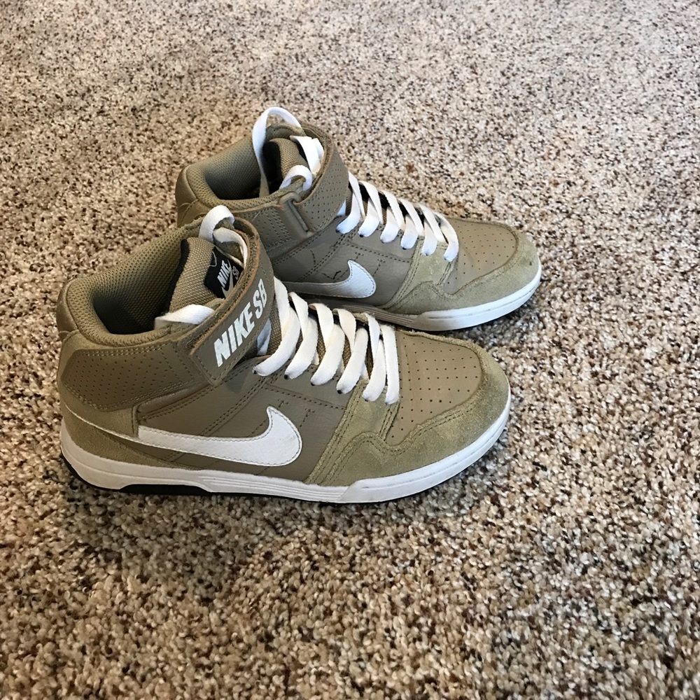 Like New-Boys Nike's
