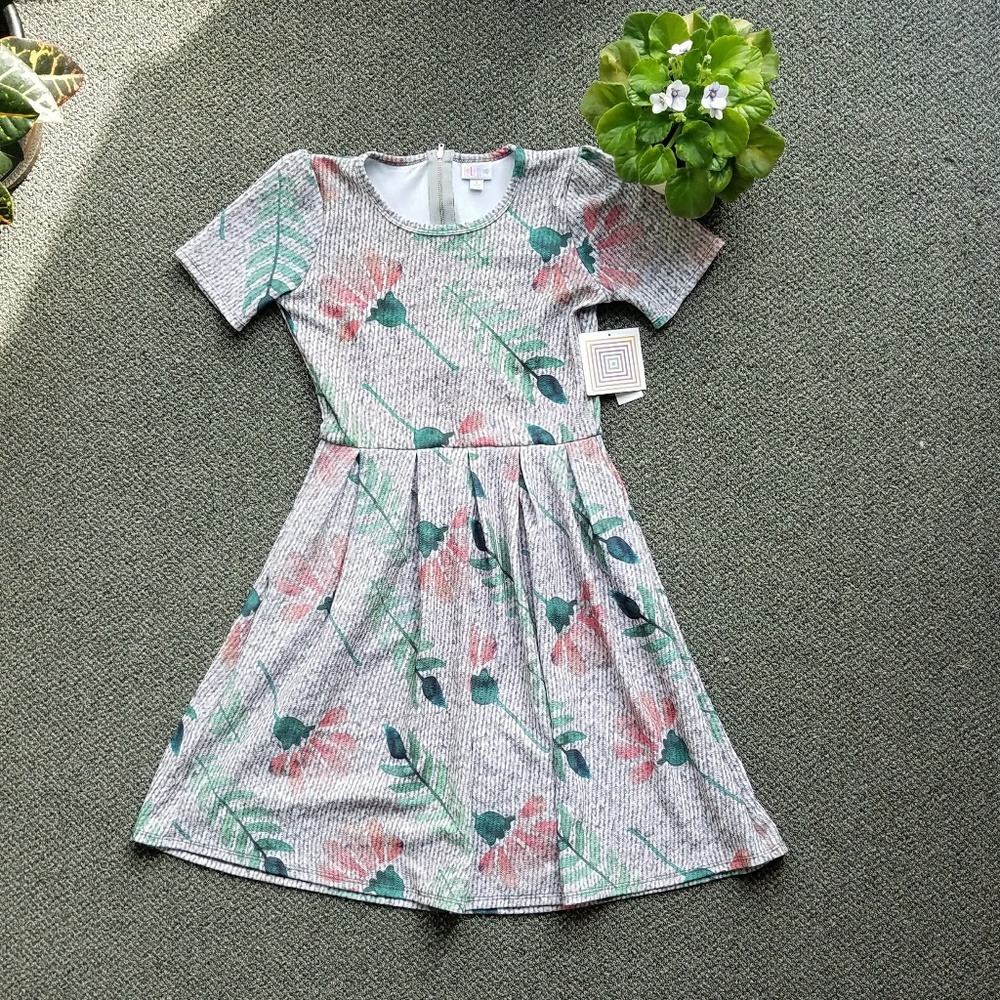 Amazing Lularoe Amelia floral knitted print!