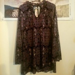 Like New. Velvet paisley print dress w bell sleeve