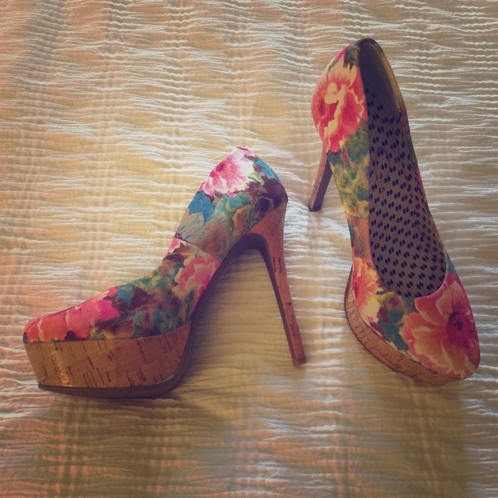 ❌❌SOLD❌❌Jessica Simpson platform heel