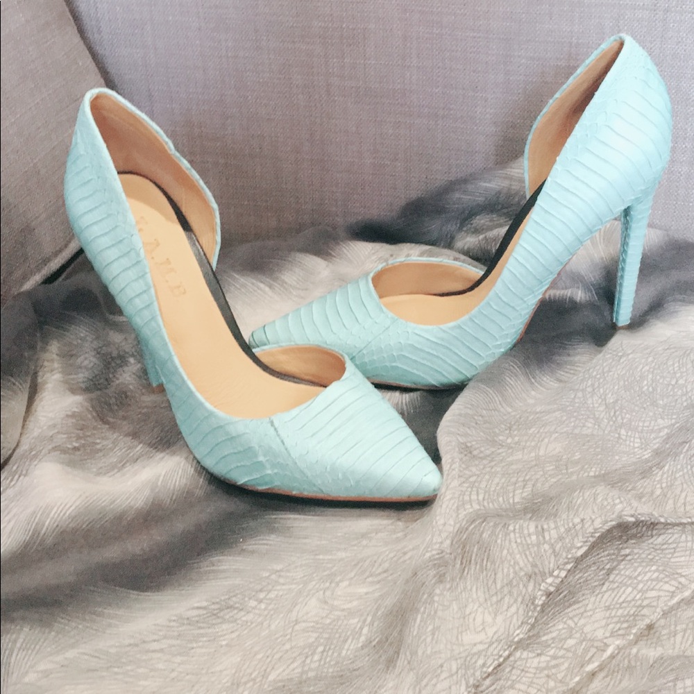 L.A.M.B light blue embossed leather ‘Camryn’ pumps