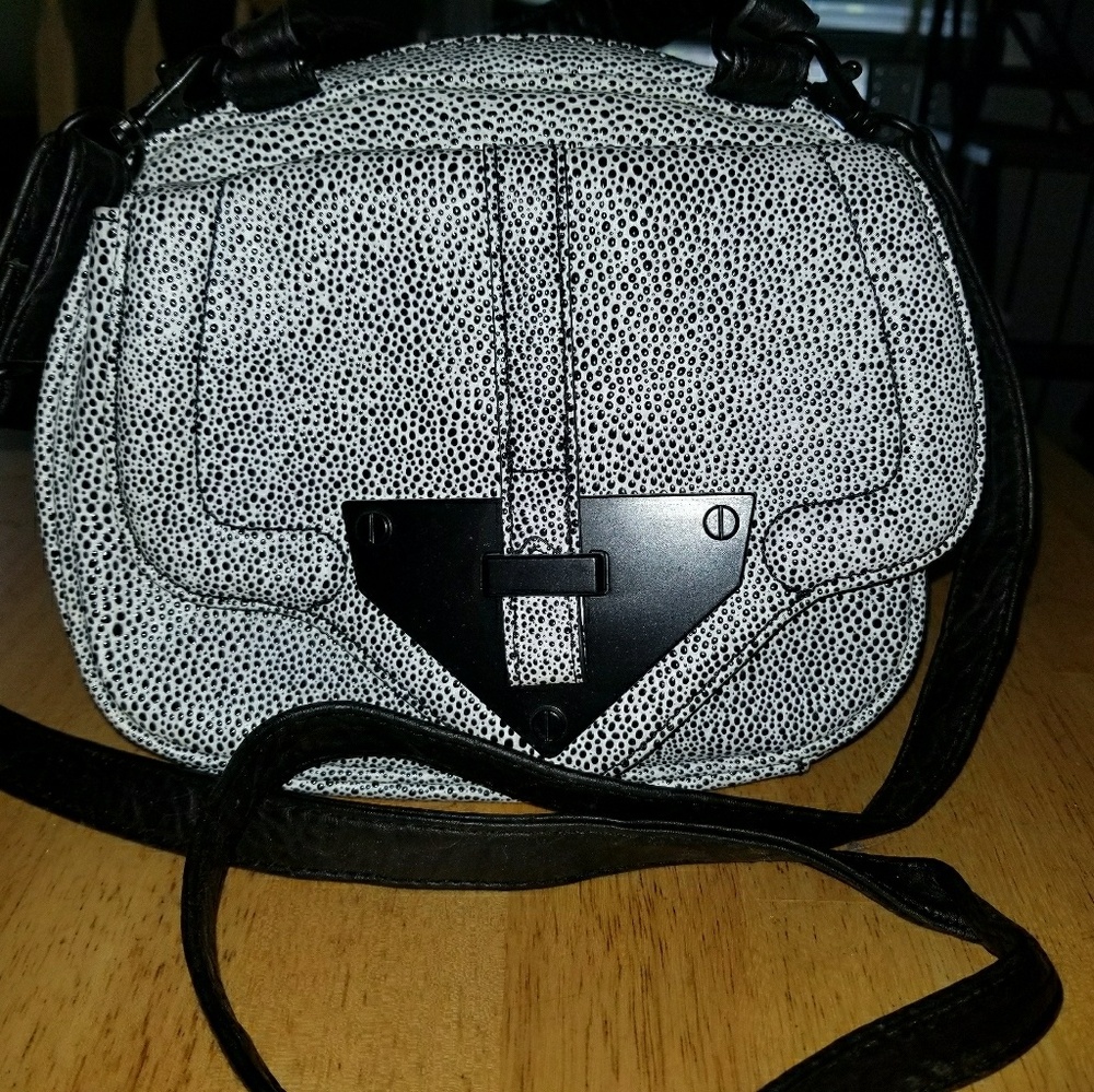 Attention black and white handbag