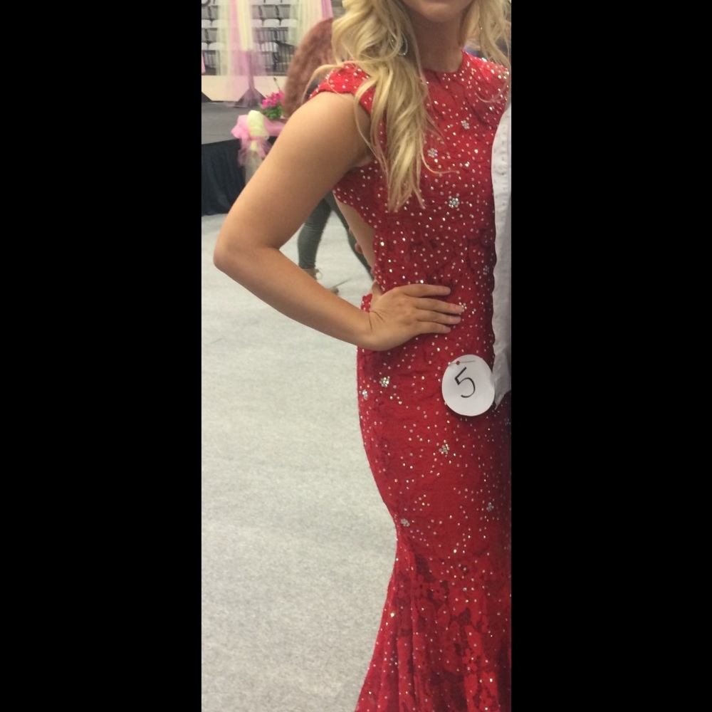 GORGEOUS JAVANI RED BACKLESS GOWN, size 8