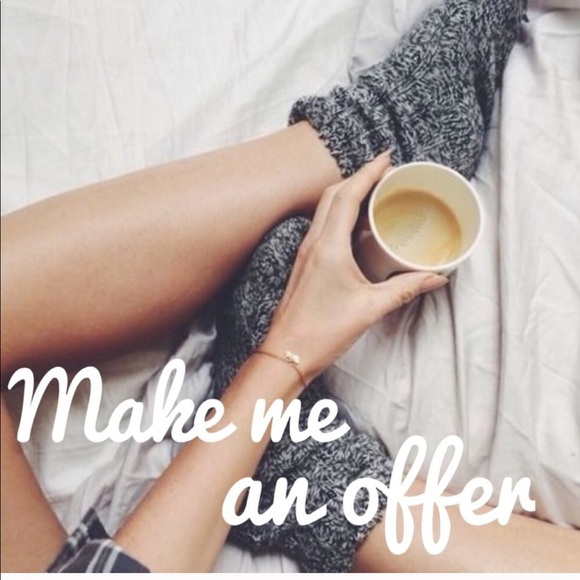 ❗️Boho Leaf Stud Earrings - Picture 2 of 2