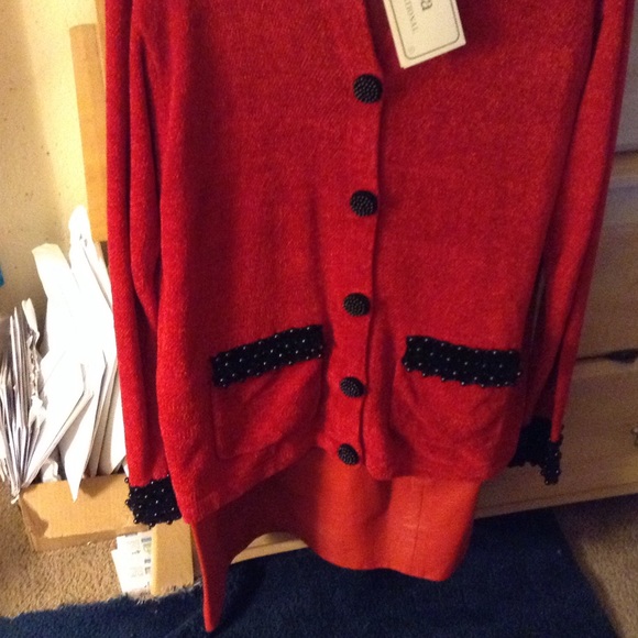 Black and red pearl sweater - Picture 2 of 3