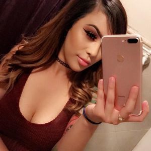 Meet your Posher, Idania