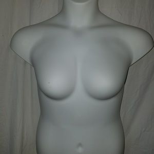 FEMALE MANEQQUIN UPPER TORSO W/O HANGER