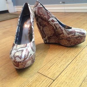 Like new! Carols snakeskin pattern platform wedges