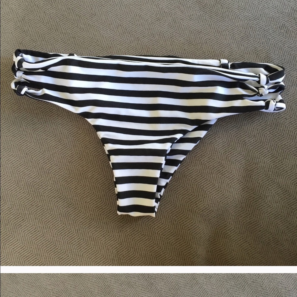 Mikoh size small black and white NWOT