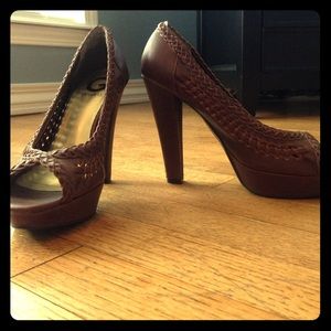 Like new - Guess brown, braised heels