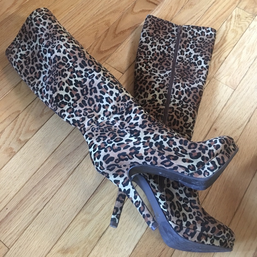 Super cute leopard boots.