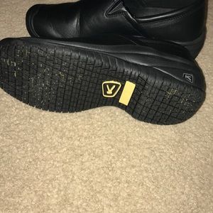 Non-Slip serving shoes