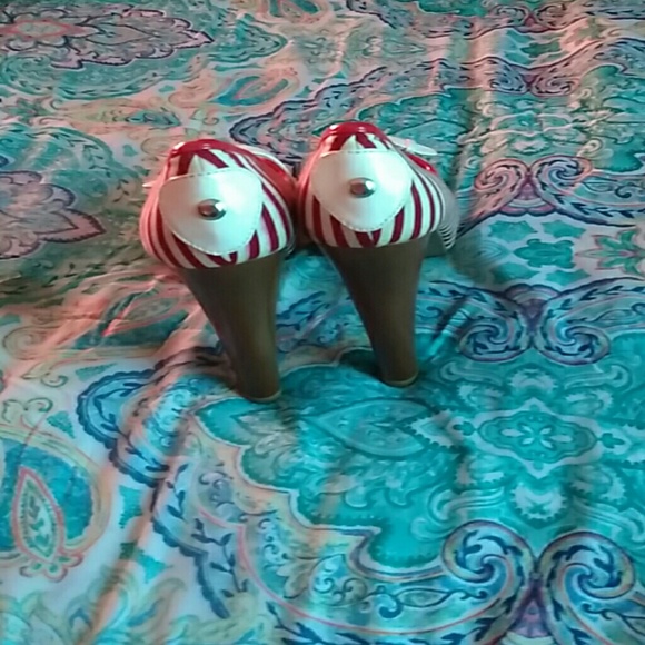 Shoes - Picture 3 of 4