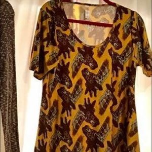 Lularoe giraffe shirt size small
