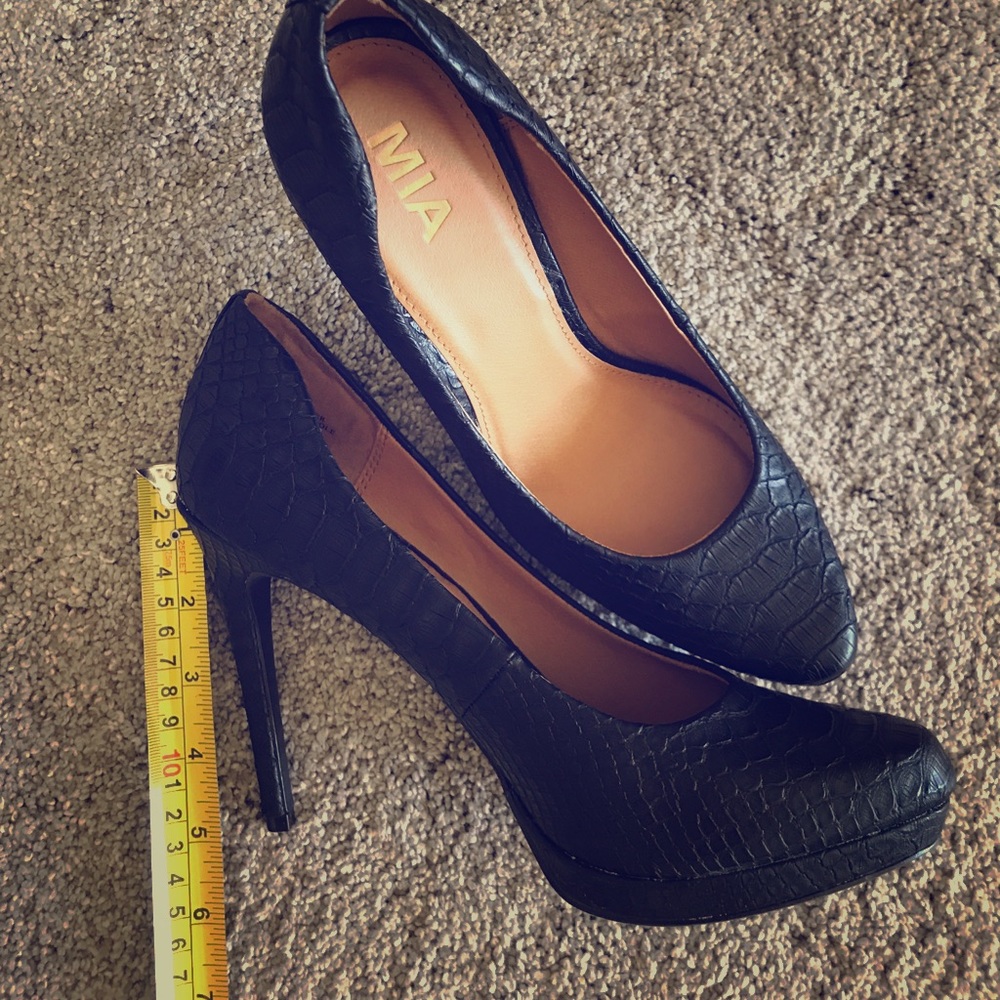 Sexy faux snake skinned pumps!