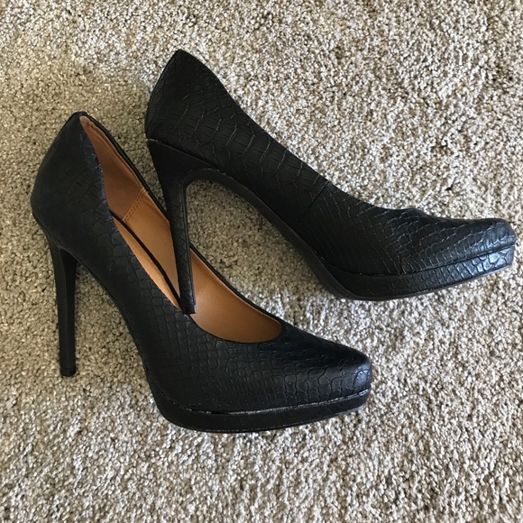 Sexy faux snake skinned pumps! - Picture 2 of 3