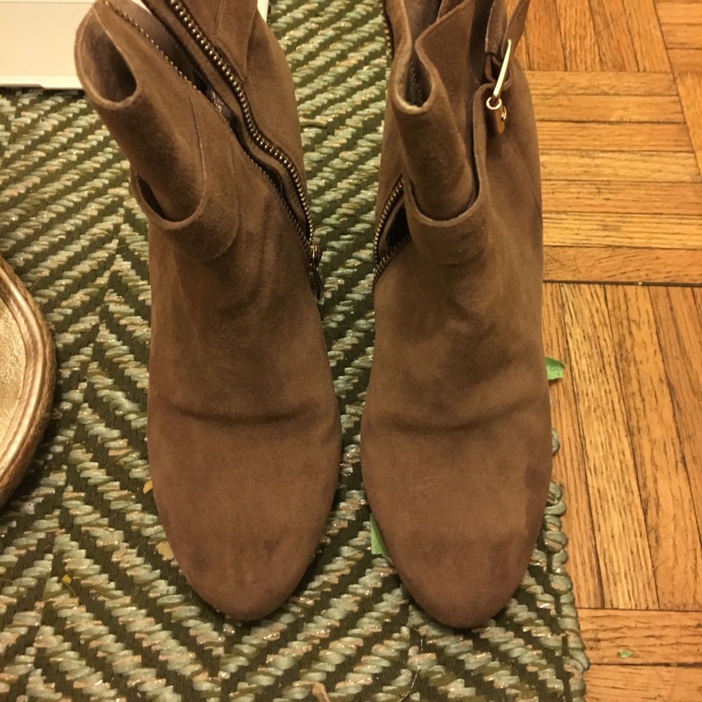 Wedge suede boots