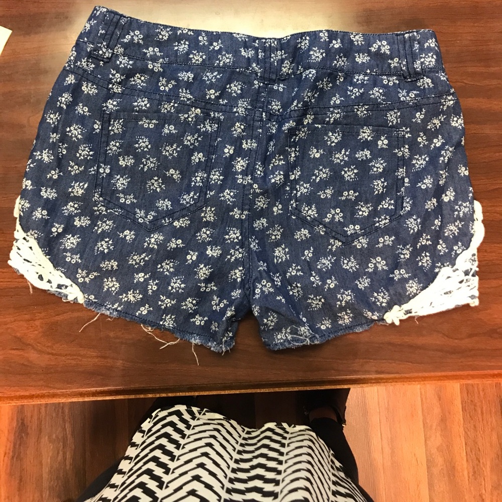 !PRICE DROP!Umgee Blue Jean shorts with lace - Picture 2 of 3