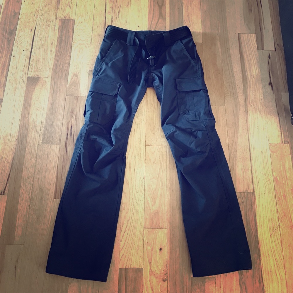 Woman's Under Armour EMT pants great condition