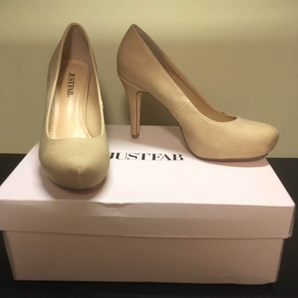 Size 6 Nude Pleather Heels